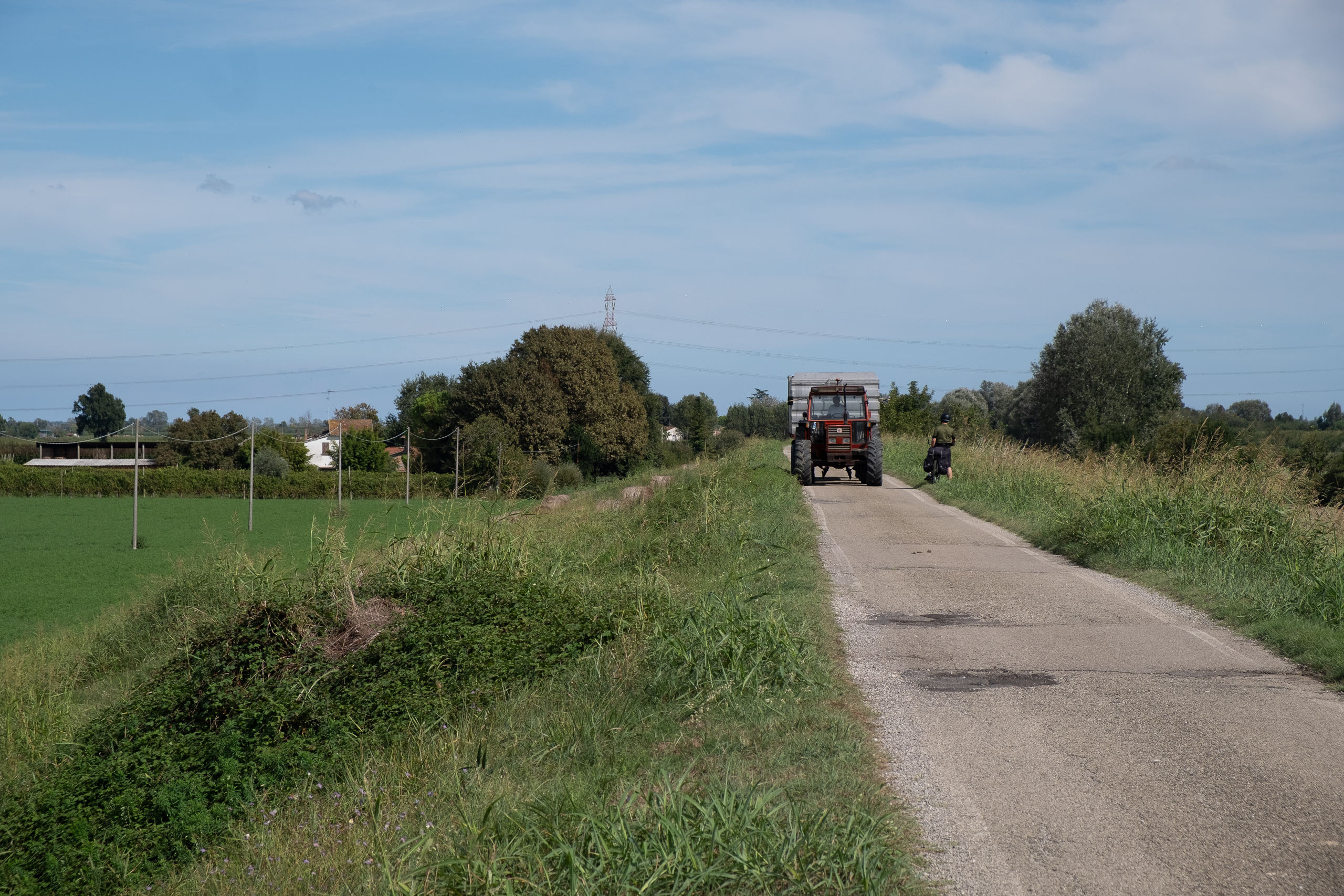 Gegenverkehr auf dem Damm – Traktor mit Anhänger
